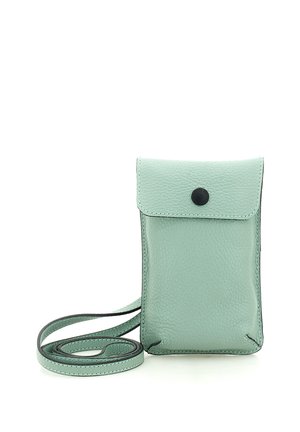 Piccola borsa a tracolla in pelle verde menta con patta e bottone a pressione nero, con tracolla lunga regolabile arrotolata accanto.