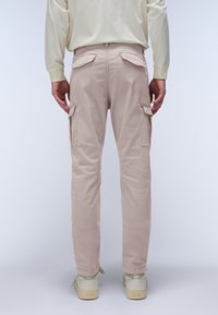 Béžové cargo kalhoty s náprsnými kapsami, slim fit, vyrobené z bavlny, s hladkou texturou a nastavovacími manžetami na kotnících.
