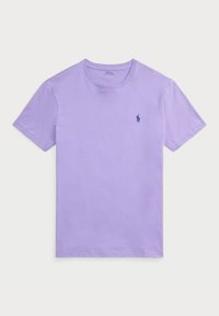 Lavendelfärgad t-shirt med kort ärm och rund halsringning, med en liten mörkblå Polo Ralph Lauren-logotyp broderad på vänster bröst.