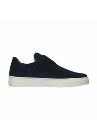 Marineblauwe suede instapper sneaker met een witte rubberen zool, met een gladde textuur en een minimalistisch ontwerp. Geen zichtbare hardware of patronen.