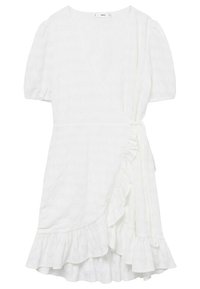 Vestido blanco envolvente con mangas cortas abullonadas, dobladillo con volantes y tela texturizada. Presenta un cierre con lazo en la cintura y un escote en V.
