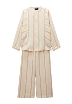 Ensemble beige composé d'un haut boutonné à manches longues et d'un pantalon large avec fines rayures marron verticales et diagonales, tissu léger.