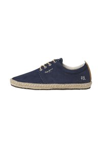 Zapato espadrille de lona azul marino con suela de yute texturizado beige, punta redonda y ojales. Presenta el logo en el lateral y un acento de talón en marrón.
