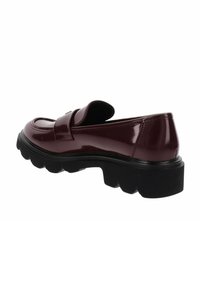 Mocassino in pelle verniciata bordeaux con suola in gomma nera spessa. Presenta una cucitura sollevata e un dettaglio impresso sulla parte superiore.