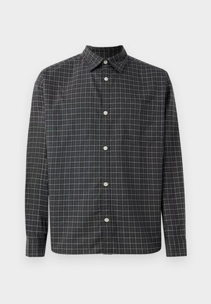 Camisa de manga larga a cuadros negros hecha de tecido ligero, con un patrón de cuadrícula gris claro, cierre de botones en la parte delantera y un solo bolsillo en el pecho.
