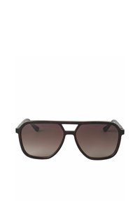 Zonnebril met een donkerbruine, rechthoekige montuur. Gradiënt grijze glazen met brede meeuwen. Het ontwerp heeft een hoekige wenkbrauwbalk en subtiele accenten.