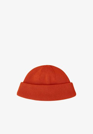 Oranje gebreide beanie met een geribde manchet, gladde textuur en kenmerkende naaddetails aan de bovenkant.