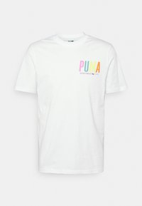 Bílý bavlněný tričko s barevným logem "PUMA" na prsou, volný střih a krátké rukávy. Hladká textura, klasický kulatý výstřih.