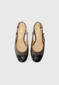 Brune mønstrede slingback-sko med sort patentlæder tåhætte, der har en tekstureret overdel og en beige indersål. Justerbar stropdetalje inkluderet.