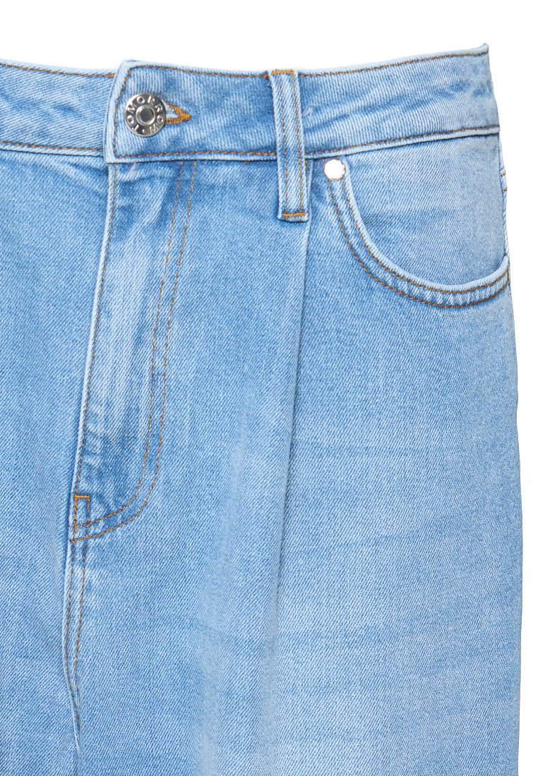 Lichtblauwe denim jeans met een hoge taille, koperkleurige stiksels en metalen knoopsluiting, voorzien van voorzakken en een klassiek ontwerp.