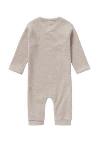 Beige baby overall med långa ärmar, tillverkat av mjuk ribbad tyg. Har rund halsringning, fotsydda ben och elastiska mudd.