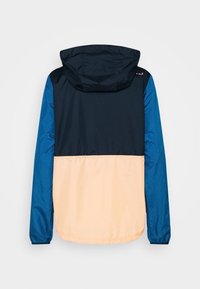Veste à capuche avec un haut bleu marine, des manches bleues et une section inférieure pêche, fabriquée en tissu léger et résistant à l'eau.