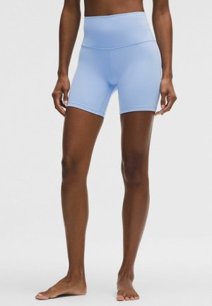 Lichtblauwe shorts met hoge taille, gemaakt van rekbaar materiaal, een nauwsluitend ontwerp met strakke lijnen en een gladde textuur. Geen zichtbare patronen of metalen details.