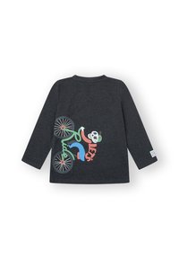 Camisa de manga larga gris oscuro con un colorido estampado de un esqueleto montando una bicicleta y el texto "Let's Ride" en tipografías juguetonas.