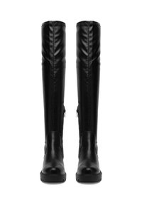 Cizme negre înalte din faux leather cu o textură netedă, dotate cu un fermoar pe lateral și o talpă robustă din cauciuc. Design minimalist, fără decorațiuni vizibile.