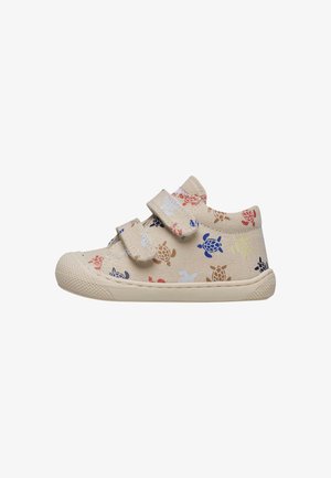 Beiger Kleinkinderschuh mit Gummisohle und zwei Klettverschlüssen, dekoriert mit bunten Meeresschildkrötenmustern in Blau, Rot, Braun und Gelb.