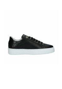 Sneaker in pelle nera con suola in gomma bianca, punta arrotondata, sei occhielli neri e una texture liscia. Design minimalista, senza schemi visibili.