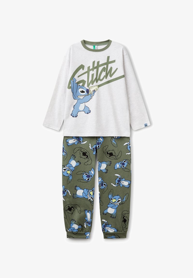 Hnědý top s dlouhým rukávem a zeleným obojkem, na kterém je text "Stitch" a grafika postavy. Olivové kalhoty s vícenásobnými švy. Směs bavlny.