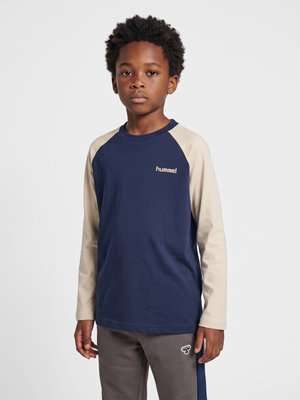 Hummel, HUMMEL HMLJR LOOSE GRAPHIC T-SHIRT L/S UNISEX - T-shirt à manches longues - dress blues