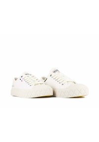 Pari luonnonvalkoisia canvas-matalavartisia tennareita, joissa on paksut kuvioidut kumipohjat ja vaaleankermanväriset nauhat, aseteltuna viistosti vierekkäin valkoisella taustalla.