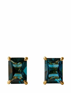 Piedras preciosas rectangulares de color azul intenso engastadas en cuatro garras doradas, mostradas como un par de pendientes de botón sobre un fondo blanco.