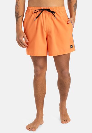 Bañador naranja con cintura elástica y cordón negro, con bolsillos laterales y un pequeño logotipo negro en el dobladillo.