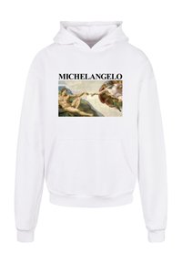 Weißer Hoodie mit einem Frontgraphic von Michelangelos Kunstwerk, mit fettem schwarzen Text "MICHELANGELO" über dem Bild.