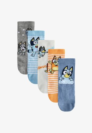 Set petih petih otroških nogavic z risanimi motivi psov. Barve vključujejo sivo, modro, belo, oranžno in svetlo modro, z raznolikimi vzorci.