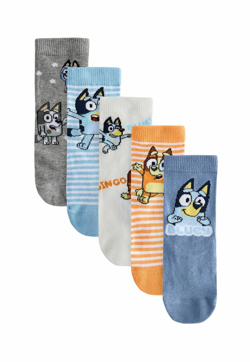 Sæt af fem børnesokker med tegneseriehundedesign. Farverne omfatter grå, blå, hvid, orange og lyseblå, med forskellige mønstre.