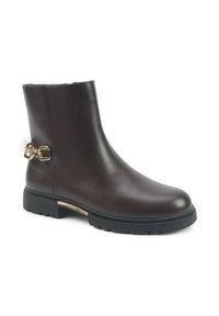 Rjavi usnjeni gležnjarji s sleek obliko, stransko zlate verige in teksturiranim črnim gumijastim podplatom.