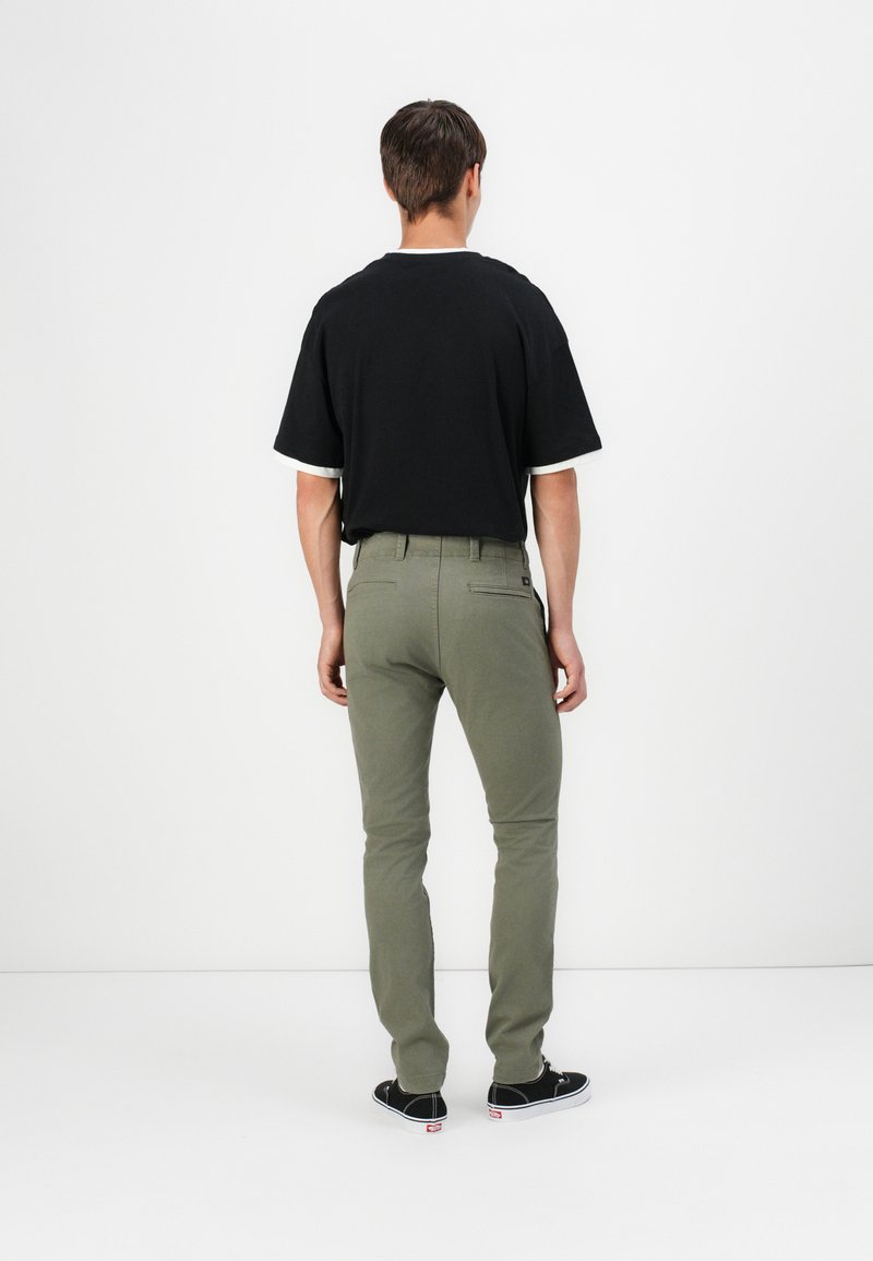 Pantalón Hombre Signature Khaki Slim Fit Khaki Dockers | Cuotas sin interés