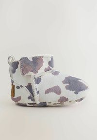 Stivaletto in suede bianco con stampa bovina grigia e malva, dettagli cuciti, chiusura con strap a gancio e un piccolo pull tab sul retro.