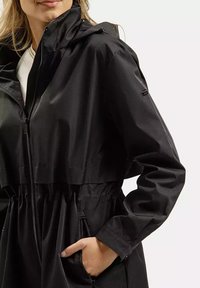 Czarna wodoodporna kurtka z zamkiem błyskawicznym z przodu, elastycznym pasem, kapturem i bocznymi kieszeniami. Gładki materiał z delikatnym połyskiem.