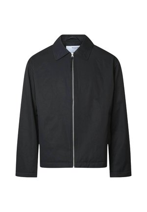 Chaqueta negra con cierre de cremallera, cuello en punta, mangas largas y una textura suave. Diseño minimalista sin patrones ni acentos.