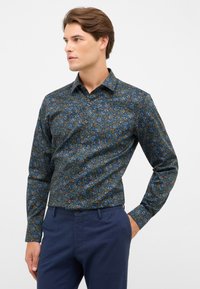 Donkerblauwe longsleeve shirt met een multicolor bloemenpatroon, knoopbare kraag en bruine knoopaccenten. Geweven stof, getailleerd ontwerp.