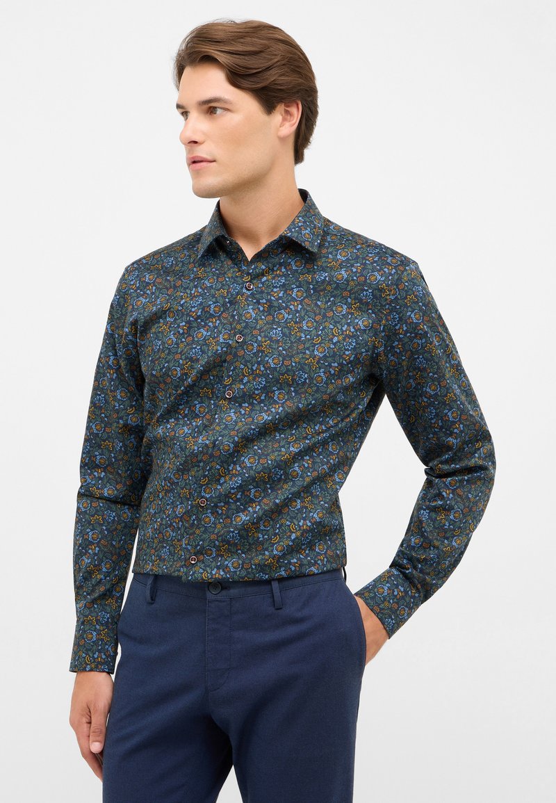 Donkerblauwe longsleeve shirt met een multicolor bloemenpatroon, knoopbare kraag en bruine knoopaccenten. Geweven stof, getailleerd ontwerp.