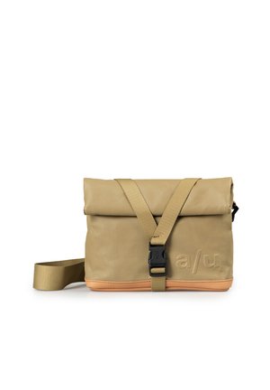 Borsa a tracolla beige e color sabbia con design a chiusura arrotolabile, fibbia in plastica nera, tracolla regolabile e logo "a/u" in rilievo sul davanti.