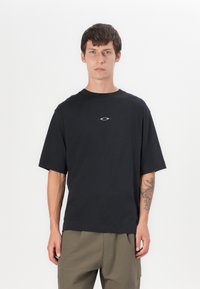 Oakley STACKED TEE - T-Shirt print - blackout
