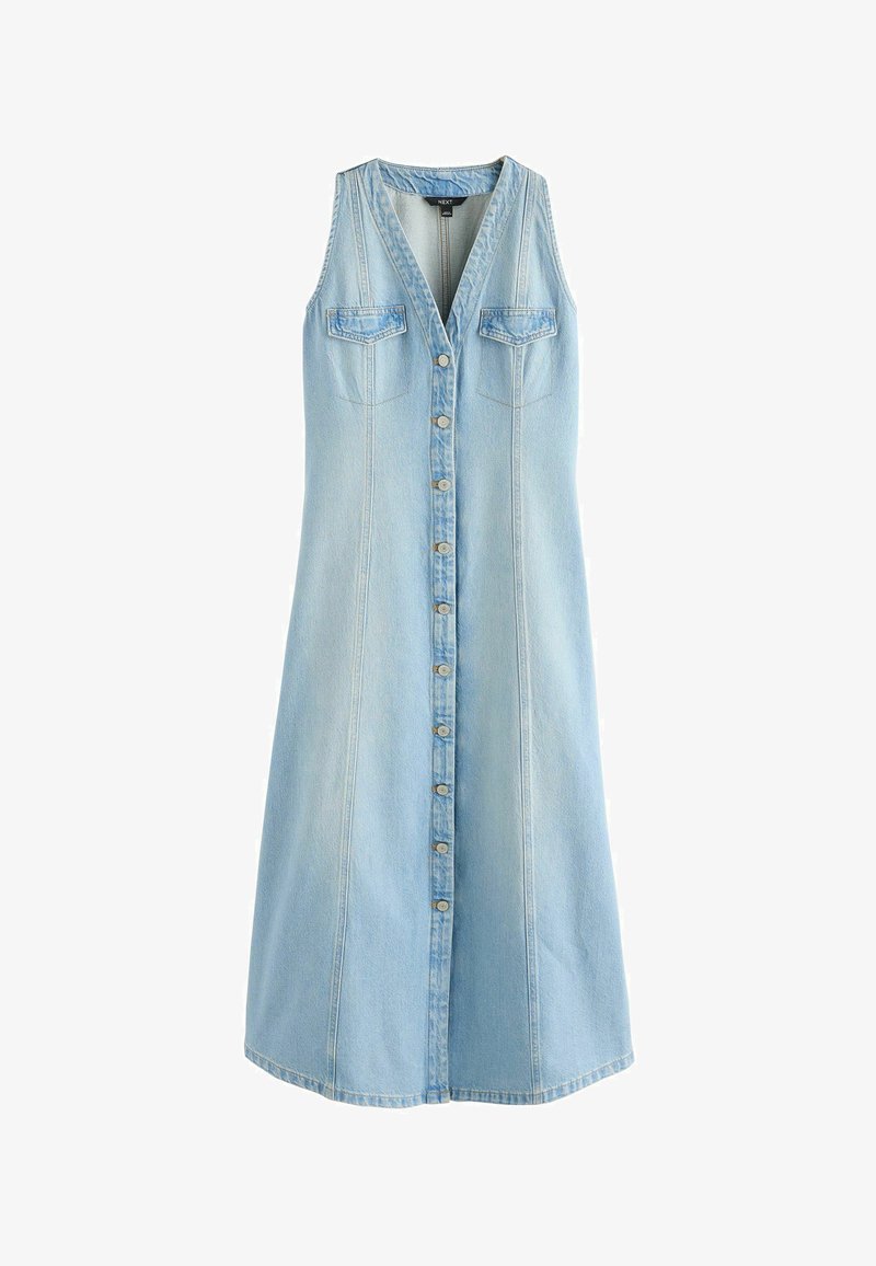 Robe en denim bleu clair sans manches avec fermeture à boutons sur le devant et deux poches à rabat sur la poitrine, dotée d'un col en V et d'une silhouette évasée.
