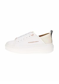 Baskets en cuir blanc avec un talon texturé, des lacets ton sur ton et un logo en or rose. Présente une semelle épaisse blanche et un design minimaliste.