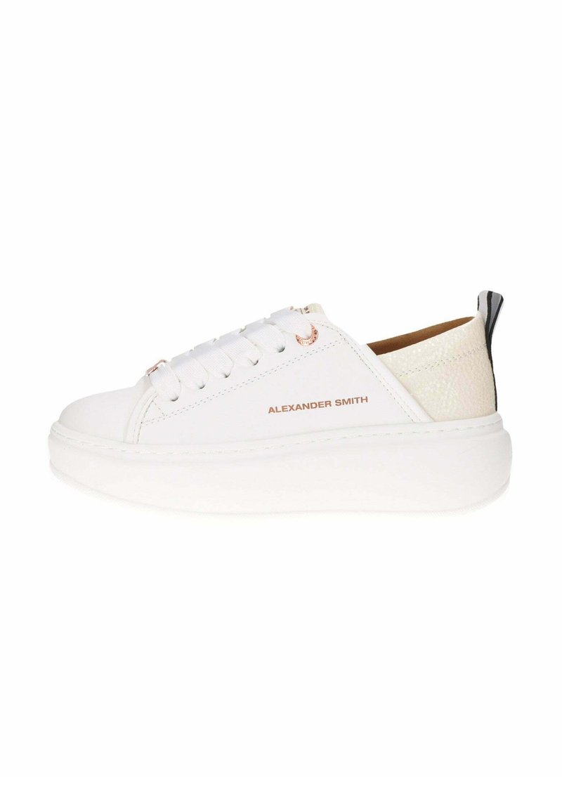 Baskets en cuir blanc avec un talon texturé, des lacets ton sur ton et un logo en or rose. Présente une semelle épaisse blanche et un design minimaliste.