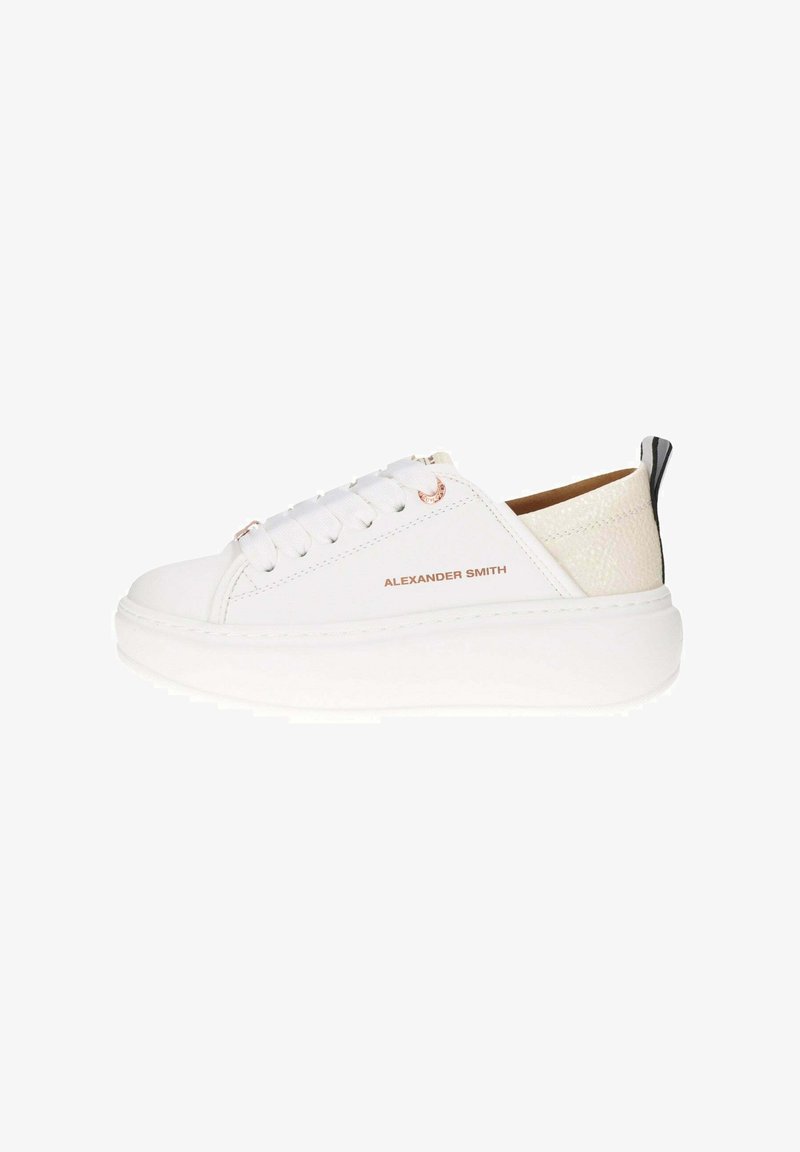 Baskets en cuir blanc avec un talon texturé, des lacets ton sur ton et un logo en or rose. Présente une semelle épaisse blanche et un design minimaliste.