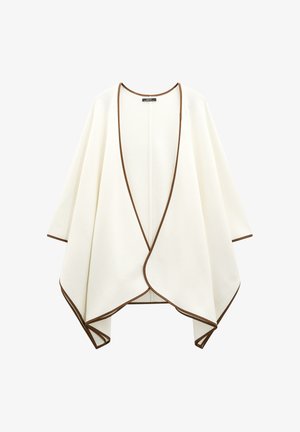 Kremowy narzutka z drapowanym fasonem, ozdobiona brązowym wykończeniem wzdłuż brzegów i otwartym przodem. Miękka tkanina.