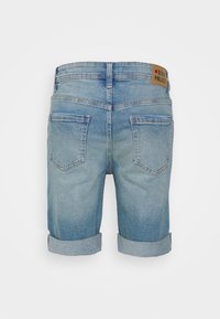 Svijetloplave traper kratke hlače s uvijenim rubovima, dva stražnja džepa i oznakom "Denim Project" na pojasu.
