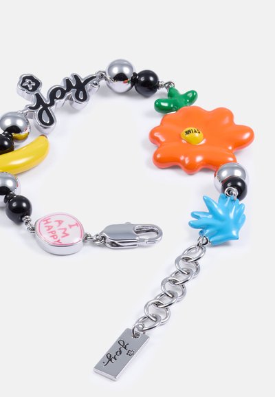 Värvikas ripatsirõngas, mis sisaldab erinevaid kujundeid: oranž lill, sinine käsi, kollane banaan ja mustad helmed. Hõbedane kett ja riistvara üksikasjad.