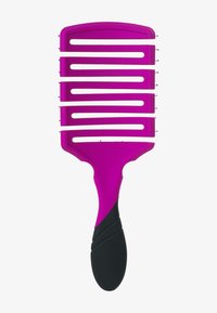 Paarse plastic haarontklitkam met verlengde, brede tanden en een zwarte ergonomische greep met een gebogen ontwerp voor comfort.