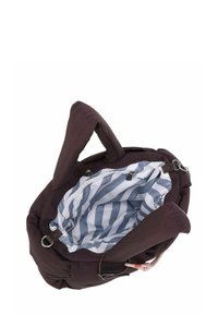 Borsa tote in tessuto morbido marrone scuro con fodera interna a righe blu e bianche, anelli metallici e tasca interna con cerniera.