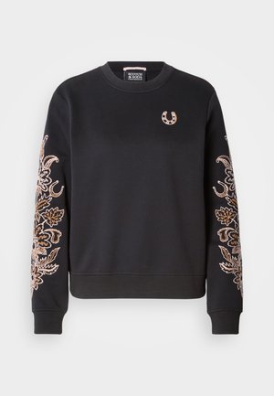 Μαύρο φούτερ με μακριά μανίκια, διακοσμημένο με χρυσή και χάλκινη κεντητή λουλουδένια διακόσμηση στα μανίκια και μικρό λογότυπο πεταλούδας. Μαλακό ύφασμα.