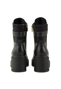 Schwarze Ankle Boots mit gerippten Absätzen, aus Leder und elastischem Material, mit einem Reißverschluss und Logodetail am Riemen.