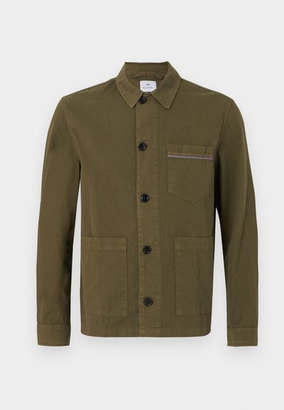 Χακί μακρυμάνικο σακάκι με γιακά, τρεις μπροστινές τσέπες και μαύρα κουμπιά, απεικονίζεται σε λευκό φόντο.